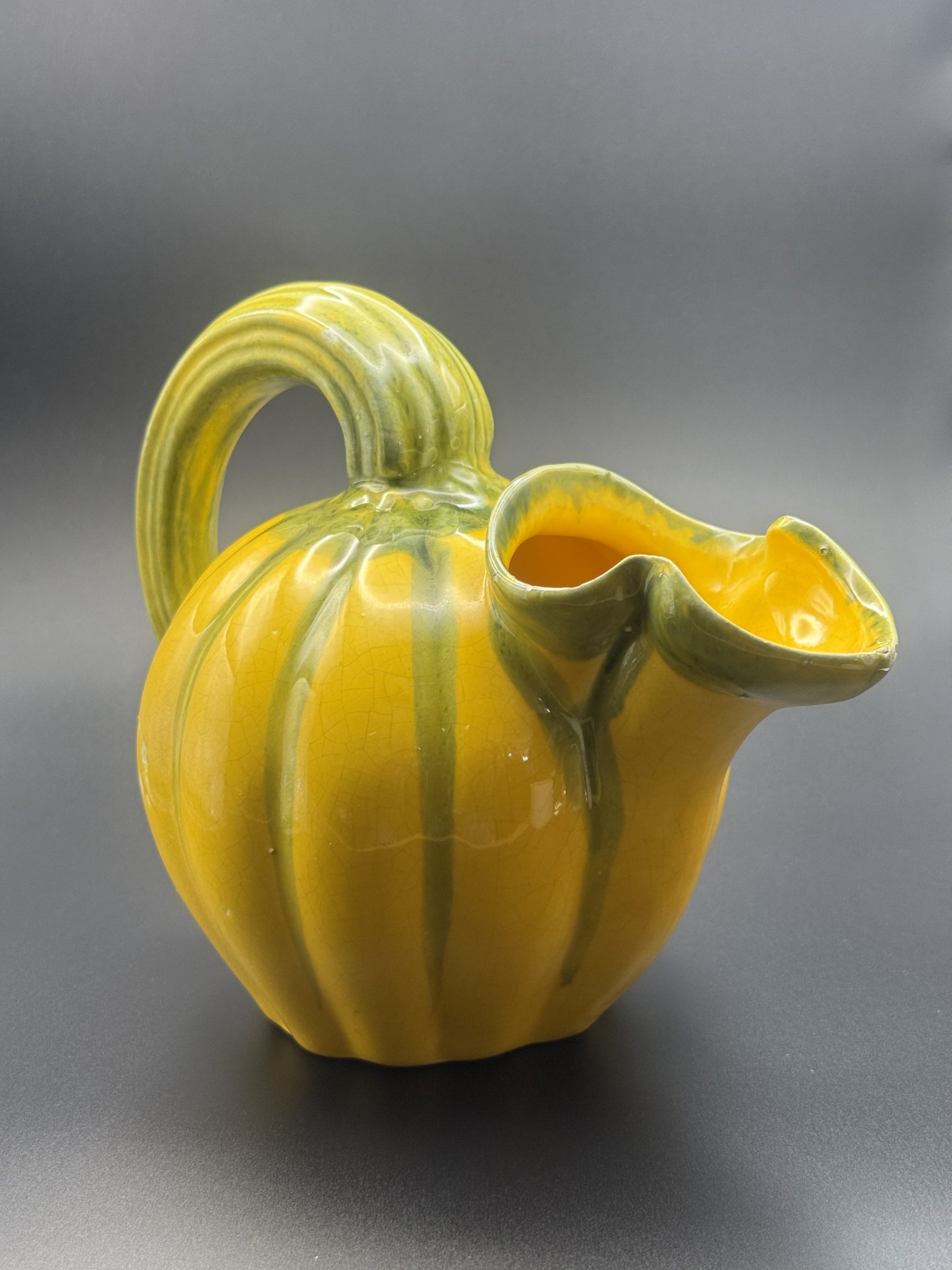 Tök formájú fajansz kiöntő