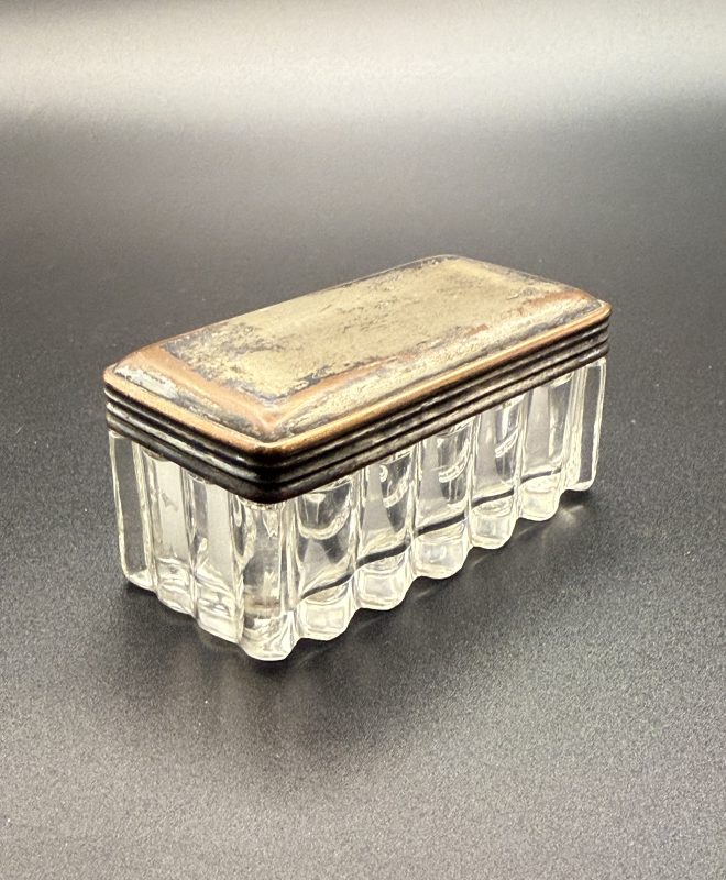 Üveg dobozka tetővel