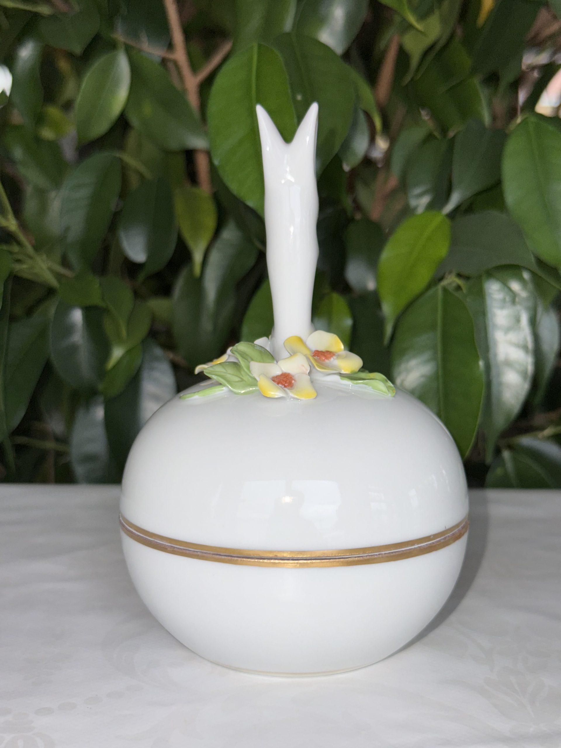 Hererndi porcelán bonbonier nyúl / nyuszi fogóval - Image 3