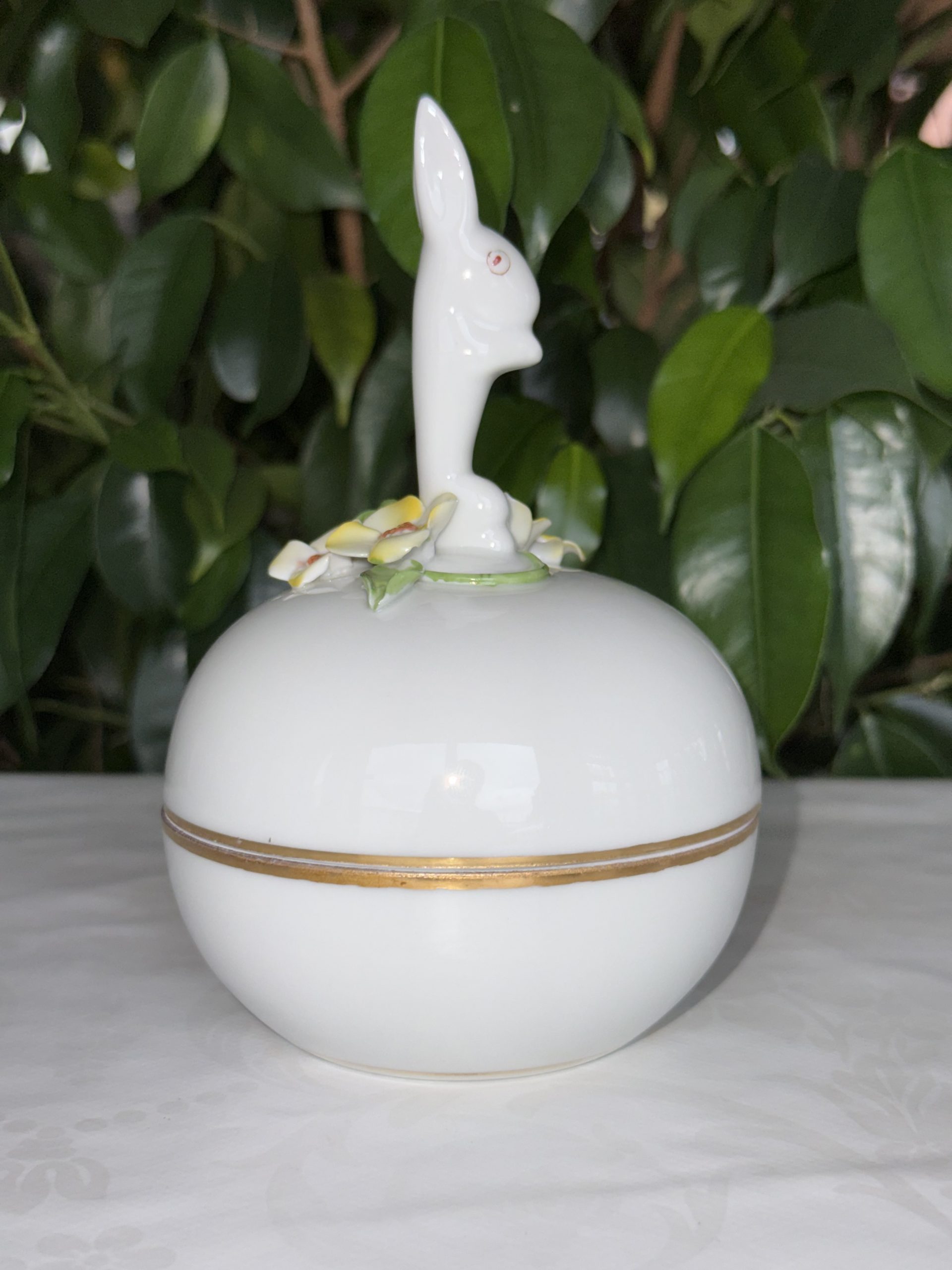 Hererndi porcelán bonbonier nyúl / nyuszi fogóval - Image 4